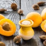 هسته زردآلو را بخوریم یا نه؟