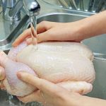 چرا شستن مرغ خام خطرناک است؟